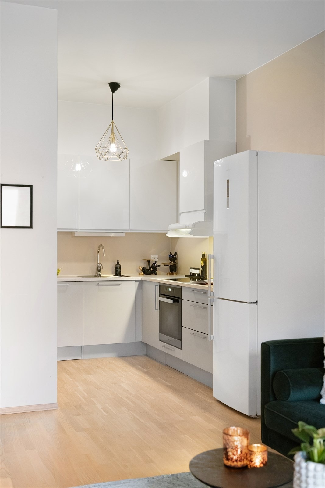 Kjøkkenet er likevel smart plassert og noe tilbaketrukket fra selve stuearealet, noe som gir en fin balanse mellom funksjonalitet og estetikk. Galleribilde