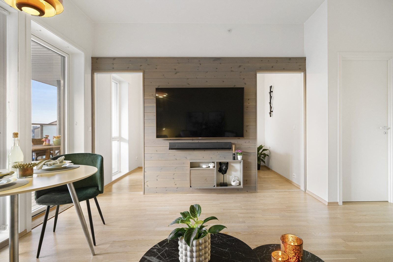 Fra stuen har man tilgang til leilighetens soverom. Vegg i vegg har man en innvendig bod som i dag benyttes som klesrom. Galleribilde