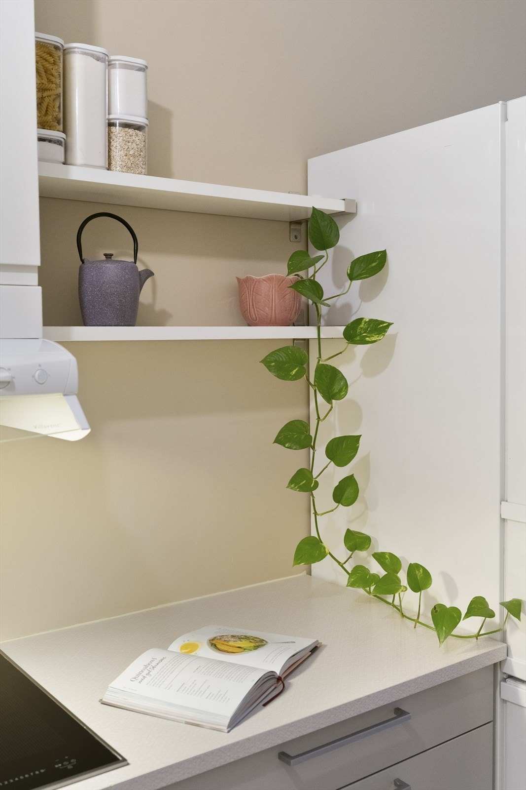 Et funksjonelt og moderne kjøkken med smarte løsninger som utnytter plassen godt. Galleribilde