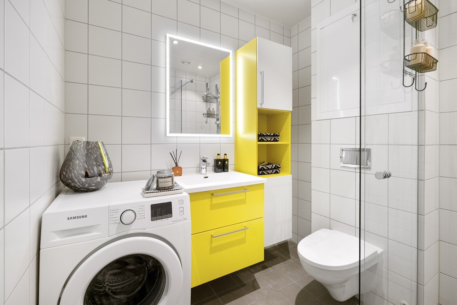 Badet er helfliset og utstyrt med varmekabler i gulvet for ekstra komfort. Galleribilde