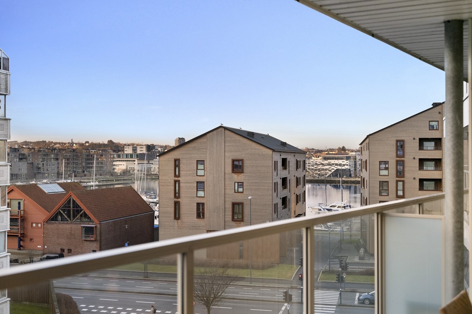 Sjøgløtt fra balkong. Galleribilde