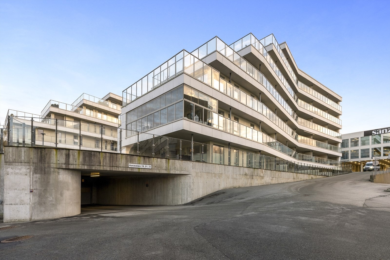 For de som ønsker å unnslippe byens travle liv ligger Sandvedparken i nærheten, i tillegg til at man kan nyte utsikten fra toppen av Hanatrappene. Galleribilde