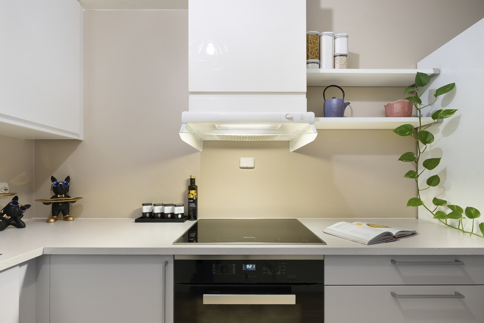 Integrerte hvitevarer skaper et helhetlig preg, og det medfølger også et frittstående kjøleskap med frys. Galleribilde