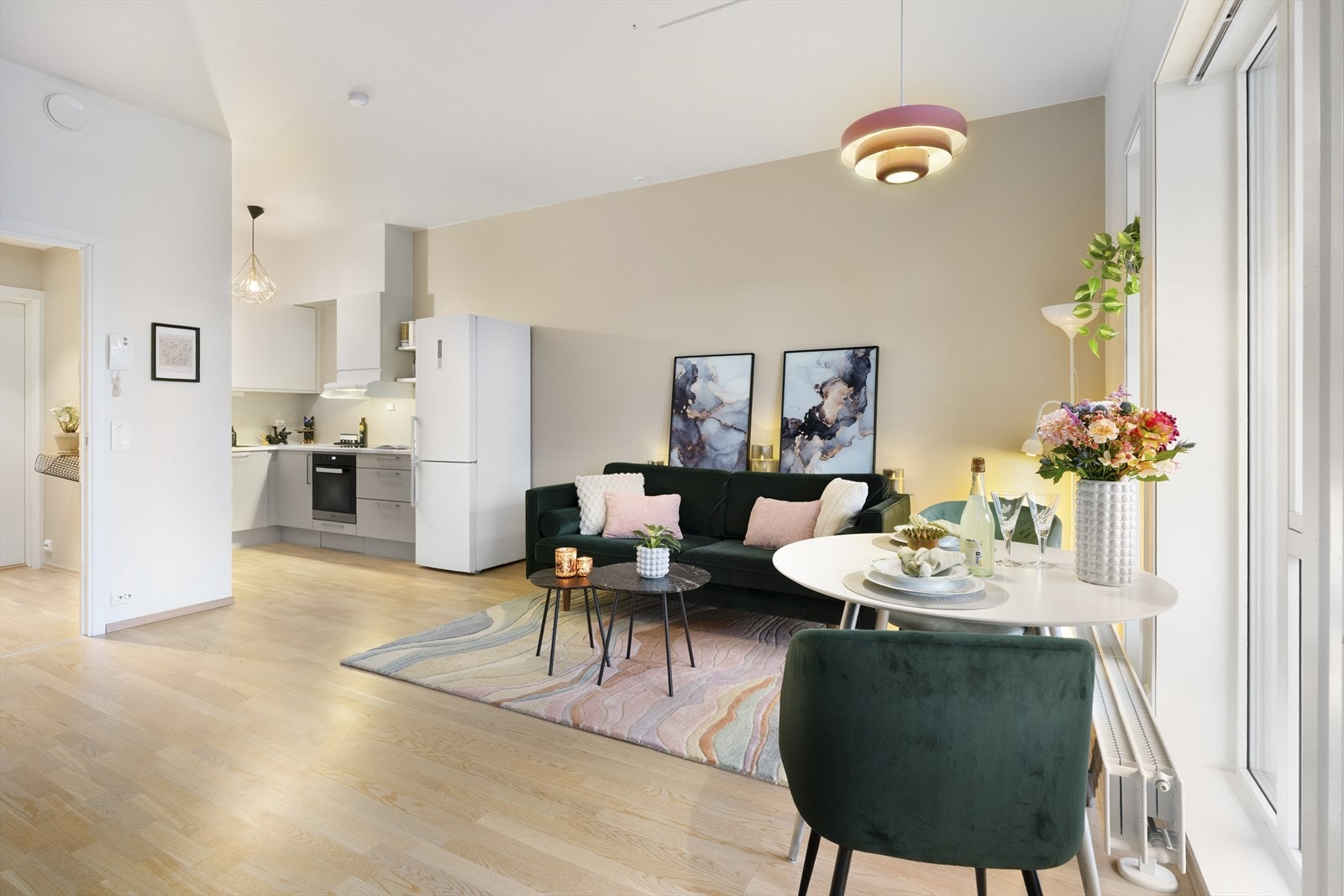 Stue og kjøkken ligger i en trivelig åpen løsning som danner et naturlig og sosialt samlingspunkt i boligen. Galleribilde