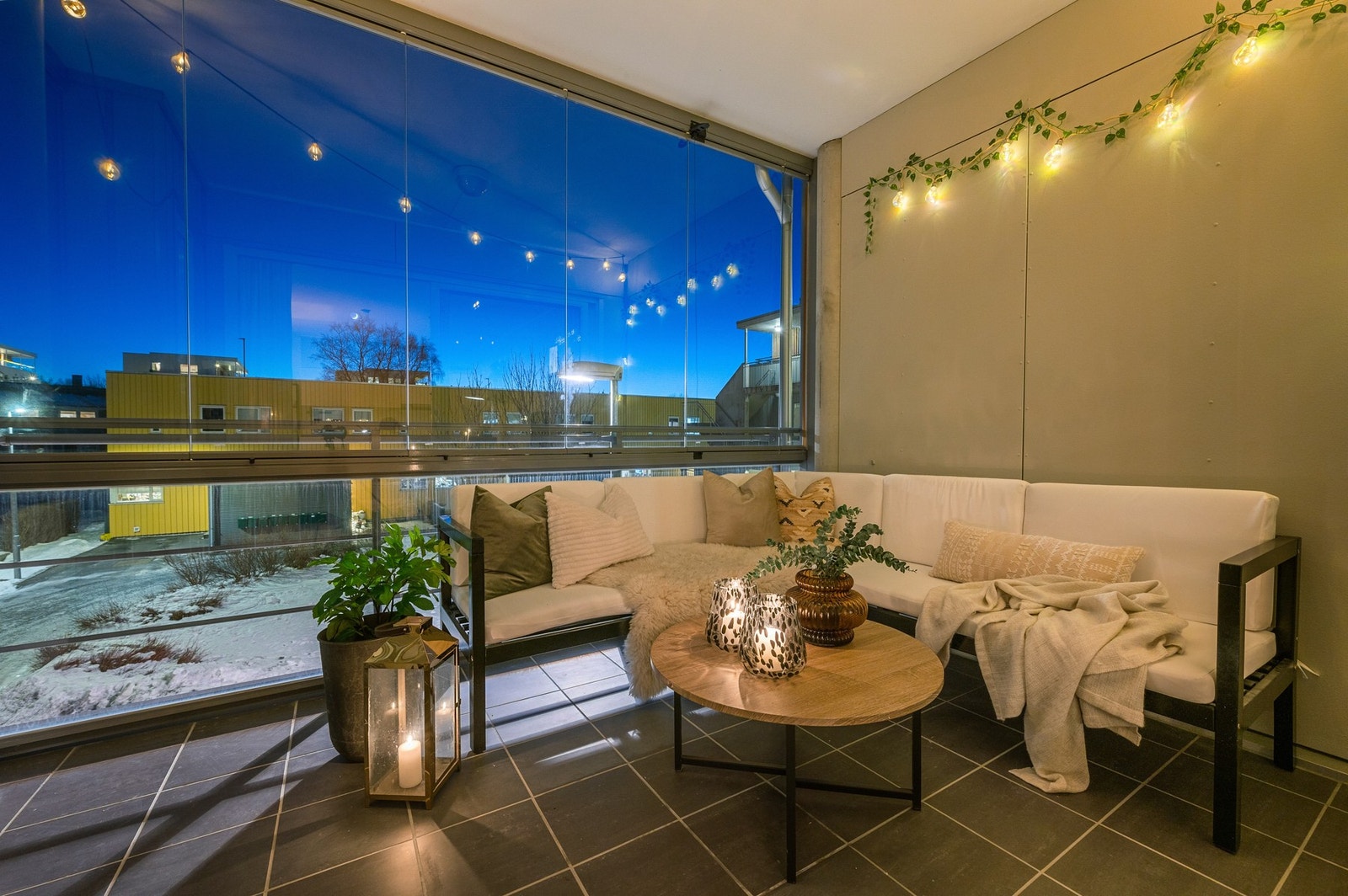 Vinduene rundt kan naturligvis åpnes og skyves til siden om sommeren når solen titter fram. Galleribilde