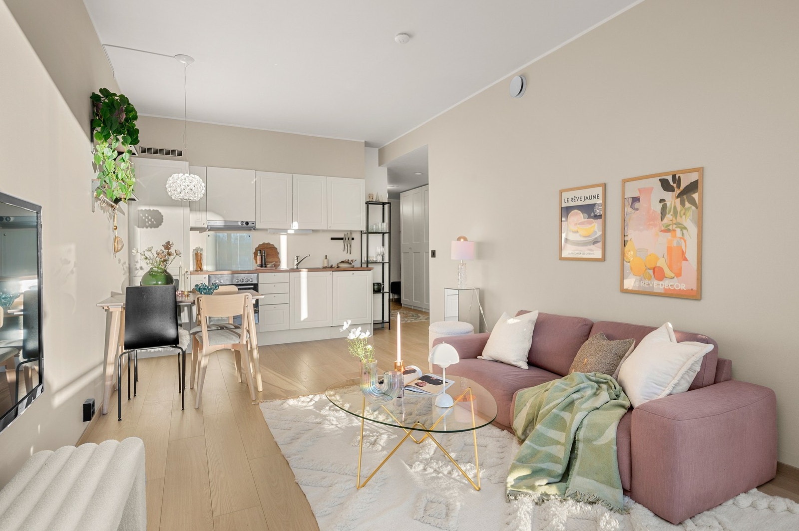 Selve stue/kjøkken er på 23 kvm. Her får du godt med naturlig lysinnslipp og en fantastisk takhøyde. Galleribilde