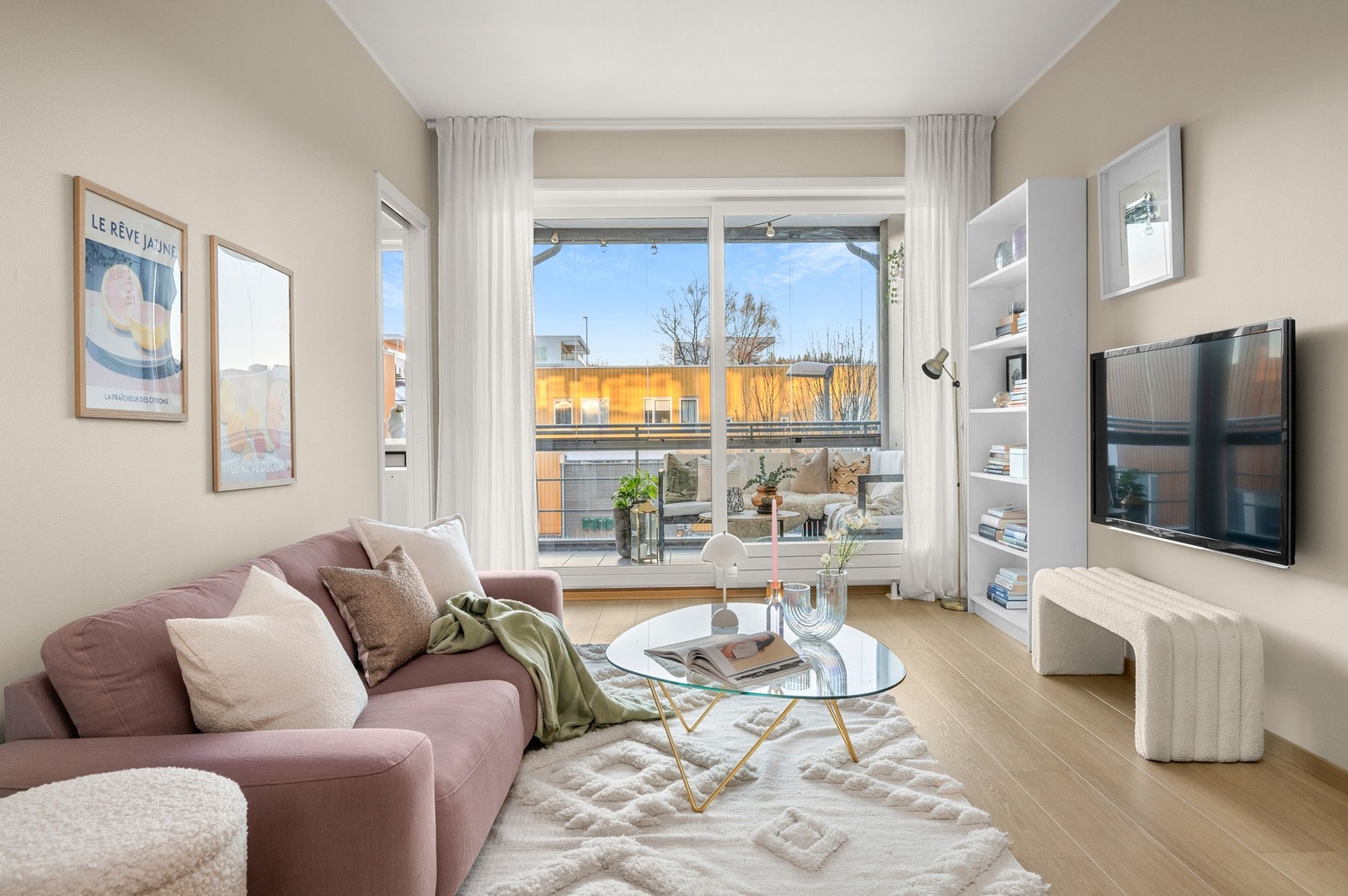 En flott 3-roms selveierleilighet fra 2008 med god planløsning og flott standard. I tillegg får du også p-plass i kjeller og fjernvarme som oppvarming. Galleribilde