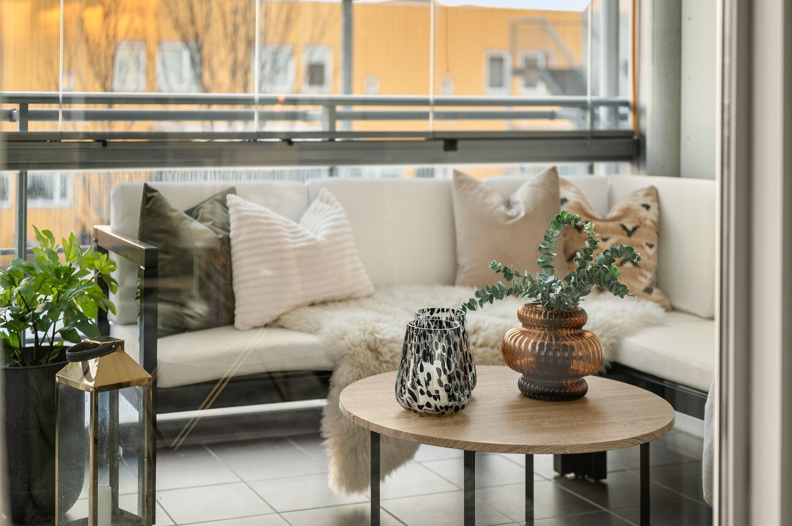 Dagens felleskostnader ligger på kr 2804,- og inkluderer bla drift, vedlikehold, fjernvarme, velforeningkontingent, fellesavtale tv og bredbånd og andel lånekostnad/avskrivning. Galleribilde