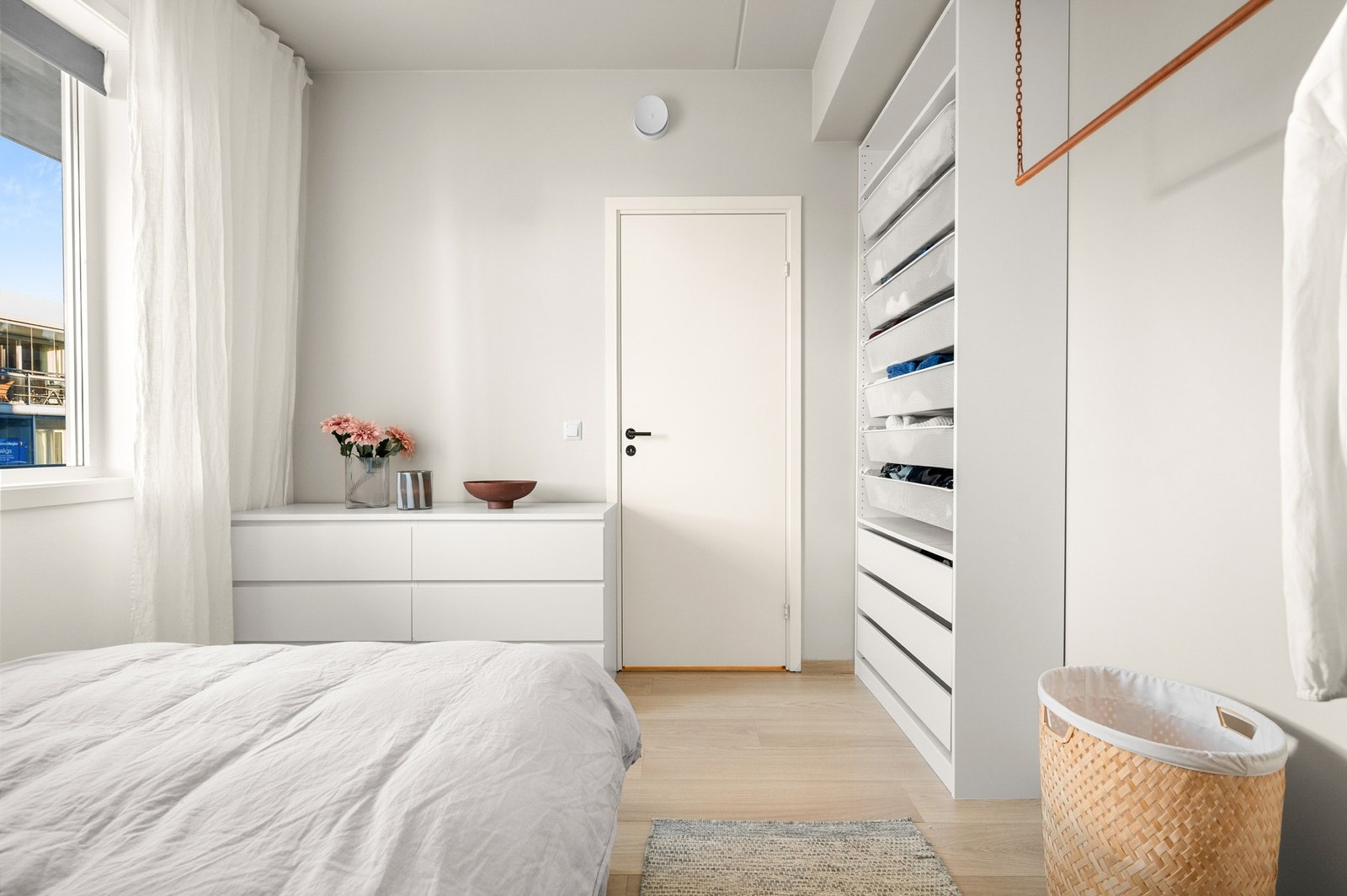 Her er det godt med oppbevaring og god plass til både kommoder og annen innredning. Galleribilde