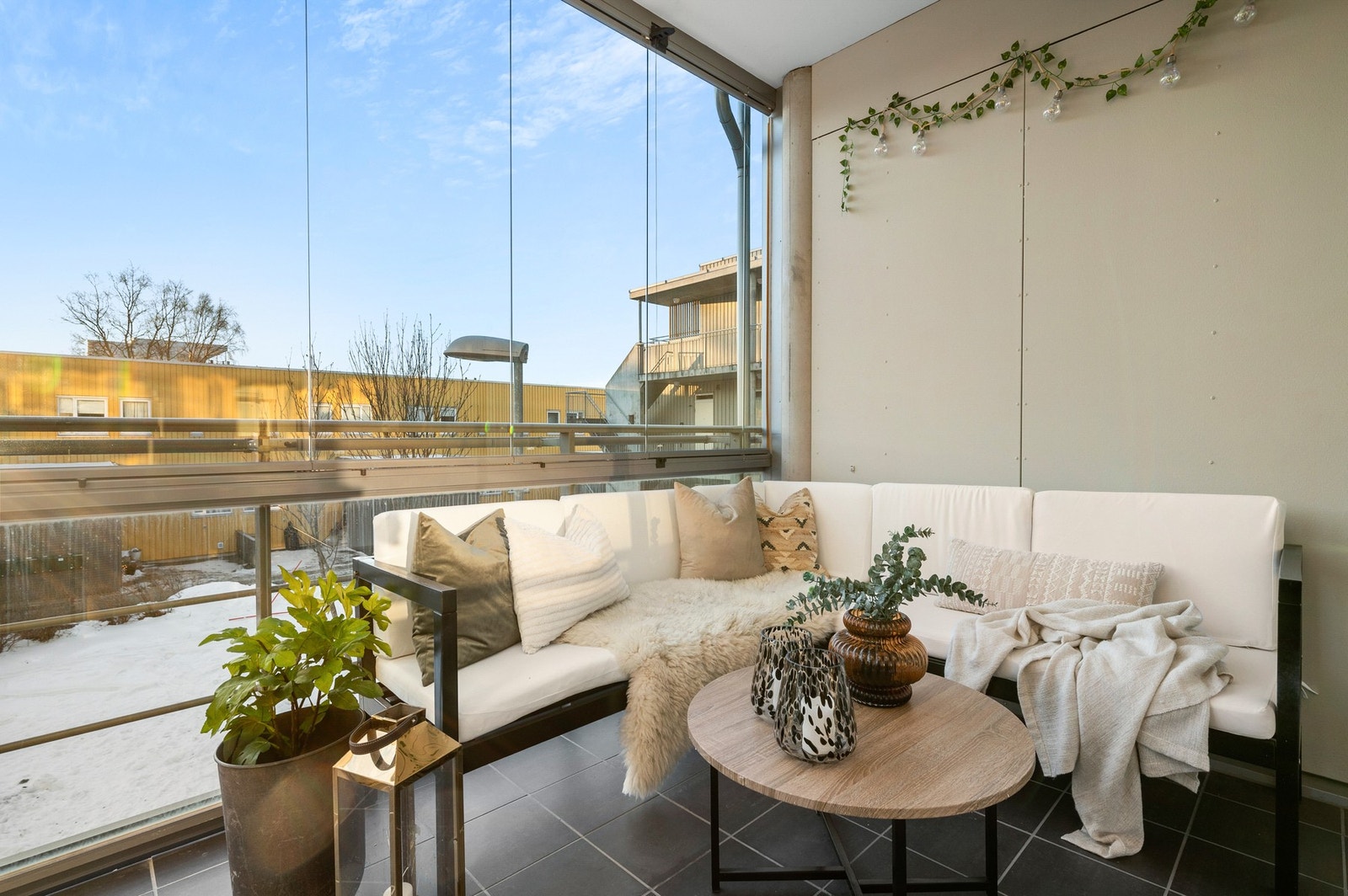 Fra stuen er det utgang til en innglasset balkong på 9 kvm vendt mot sør. Galleribilde