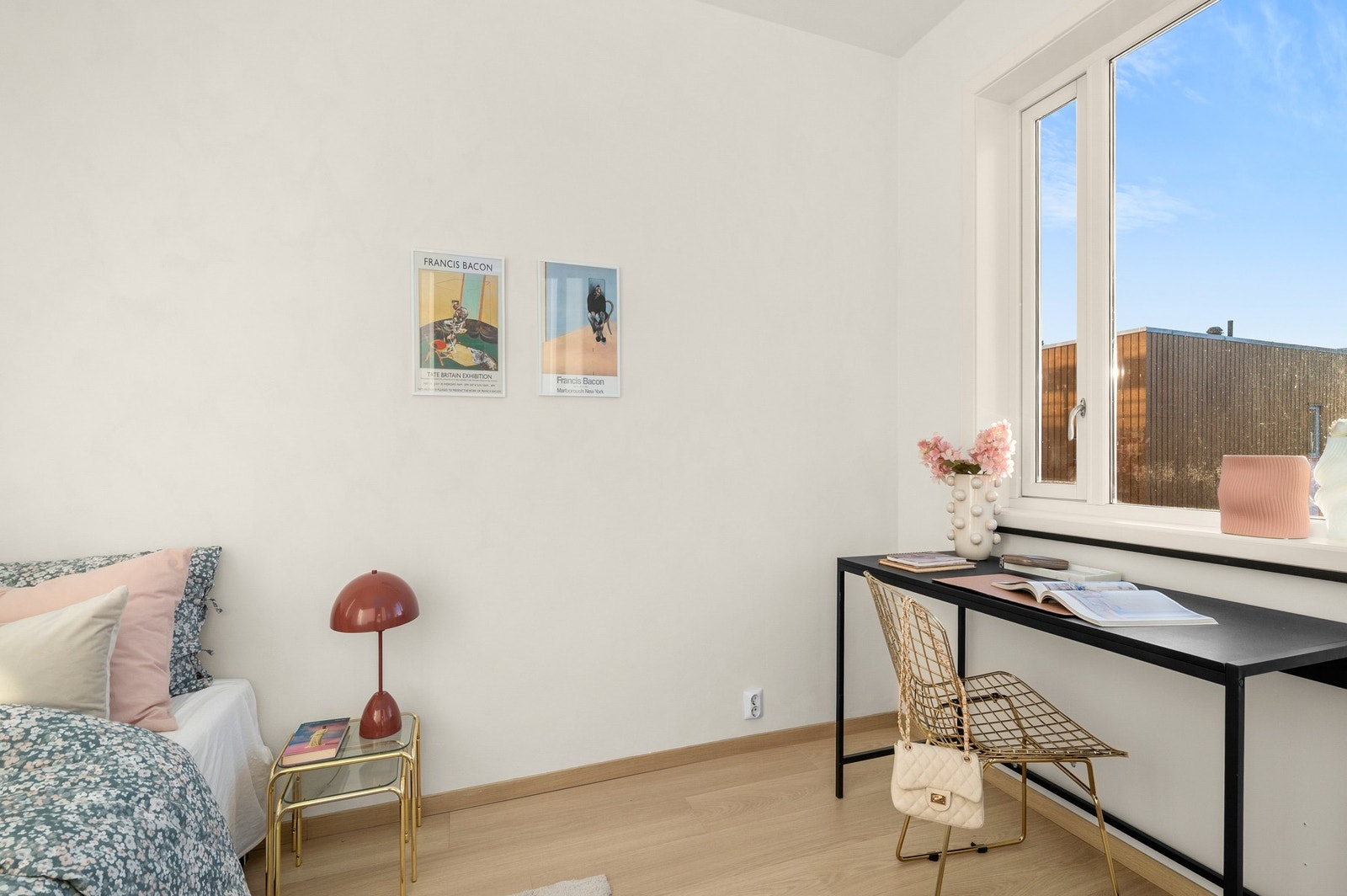 Her får du god plass til både seng og kontorpult. Alternativt kan rommet brukes som en ekstra tv-stue. Galleribilde