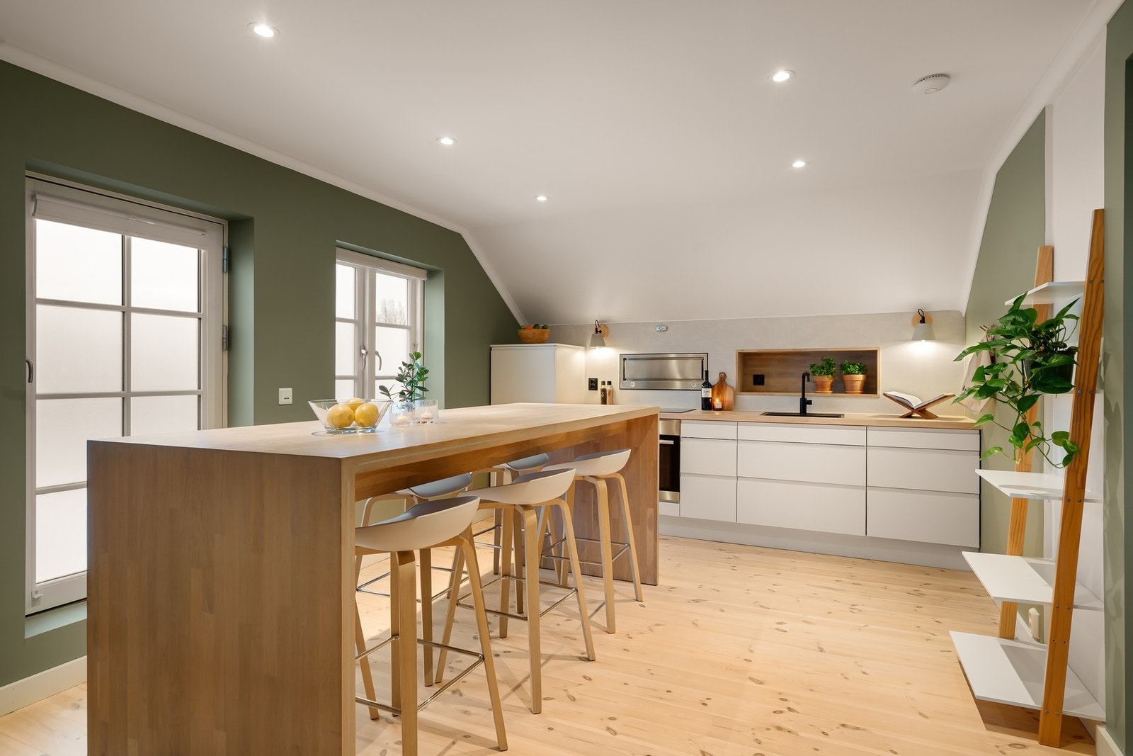 Stilig kjøkken med kjøkkenøy og barstoler. Galleribilde