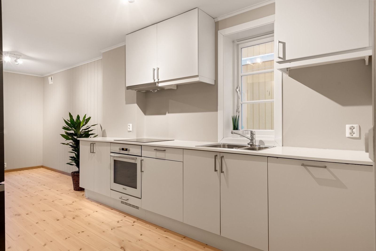 Hybel. Kjøkkenet fra Sigdal har innredning med glatte fronter og benkeplate av laminat. Galleribilde