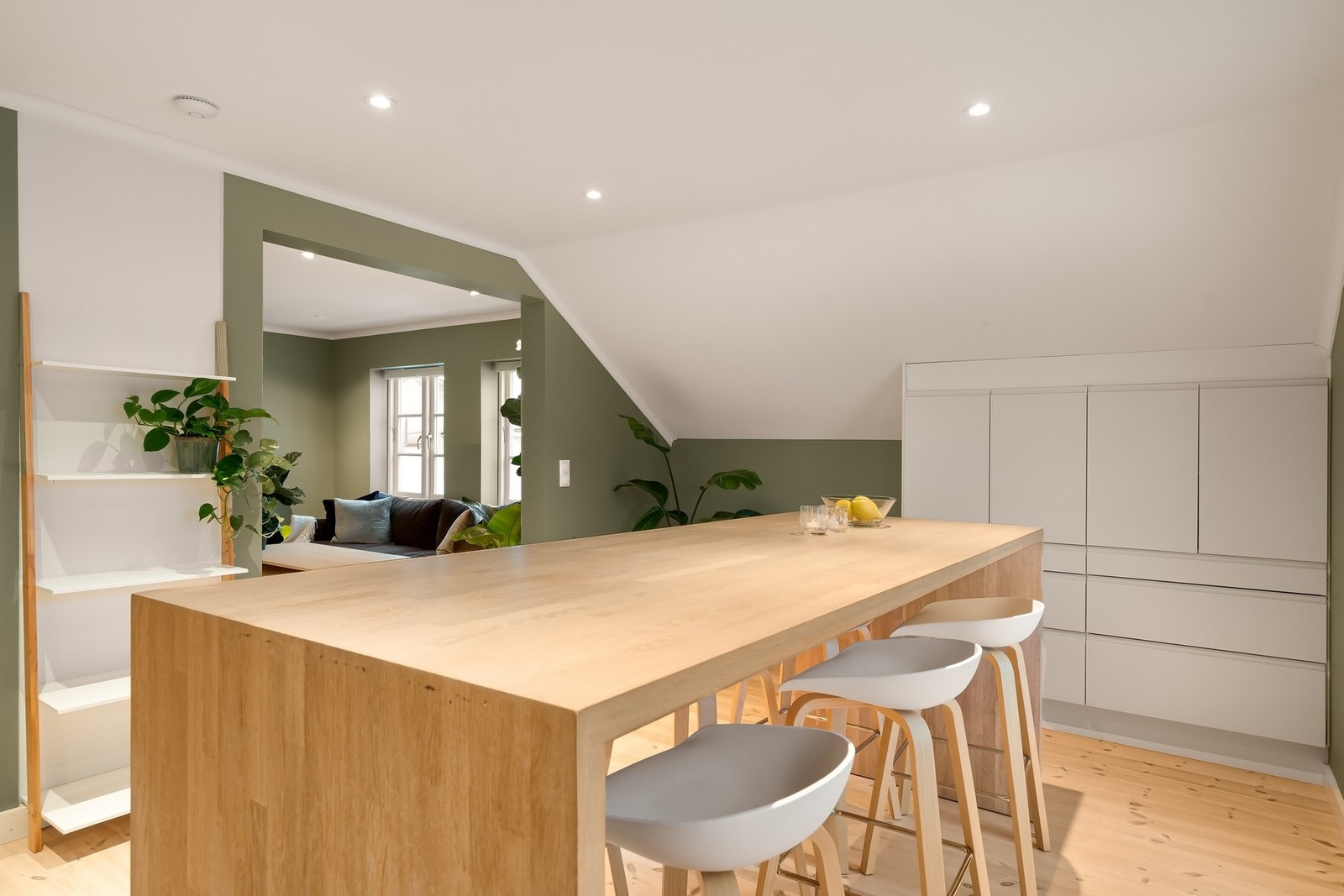 Kjøkkenet har integrerte hvitevarer slik som kjøleskap, oppvaskmaskin, induksjonstopp og stekeovn. Galleribilde