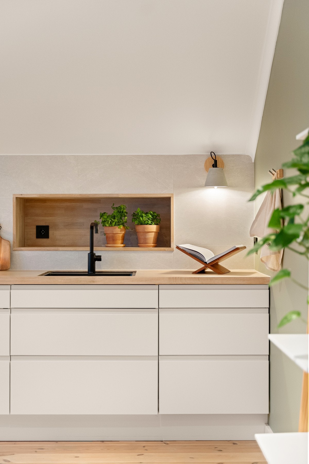 Kjøkkenet har innredning med glatte fronter, og benkeplater av heltre. Galleribilde