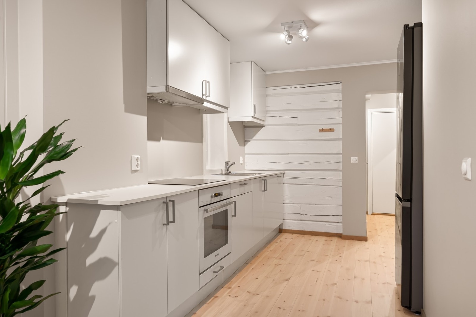 Hybel. Kjøkkenet er fra 2018 og har integrerte hvitevarer slik som oppvaskmaskin, induksjonstopp og stekeovn. Galleribilde