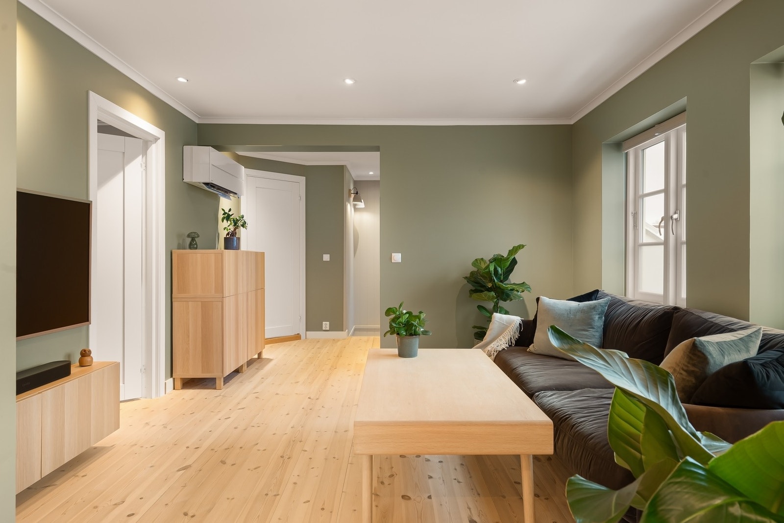 Det er installert en luft til luft varmepumpe i andre etasje. Service utført i 2021. Galleribilde