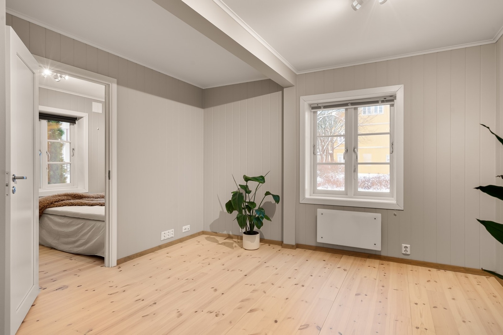 Stue hybel med utsikt mot park. Galleribilde