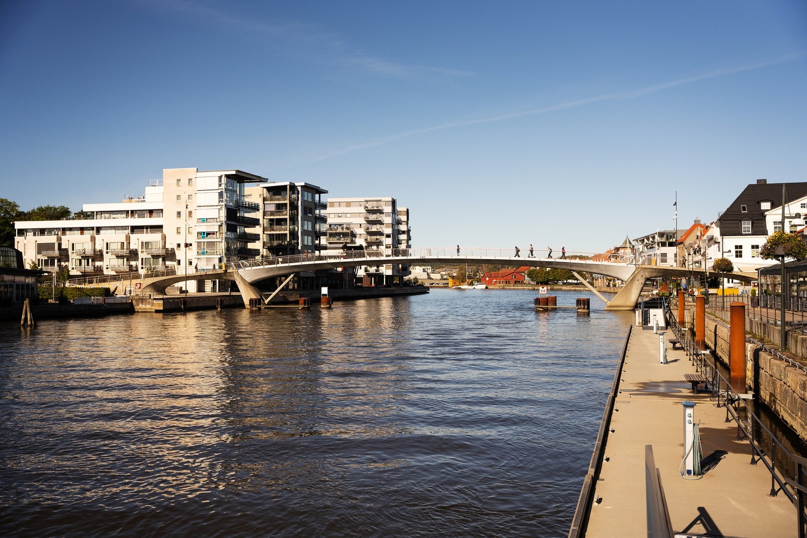 Det er kort spasertur til bryggepromenaden, butikker i gågaten og gangbruen over til nye Værstetorvet kjøpesenter. Galleribilde