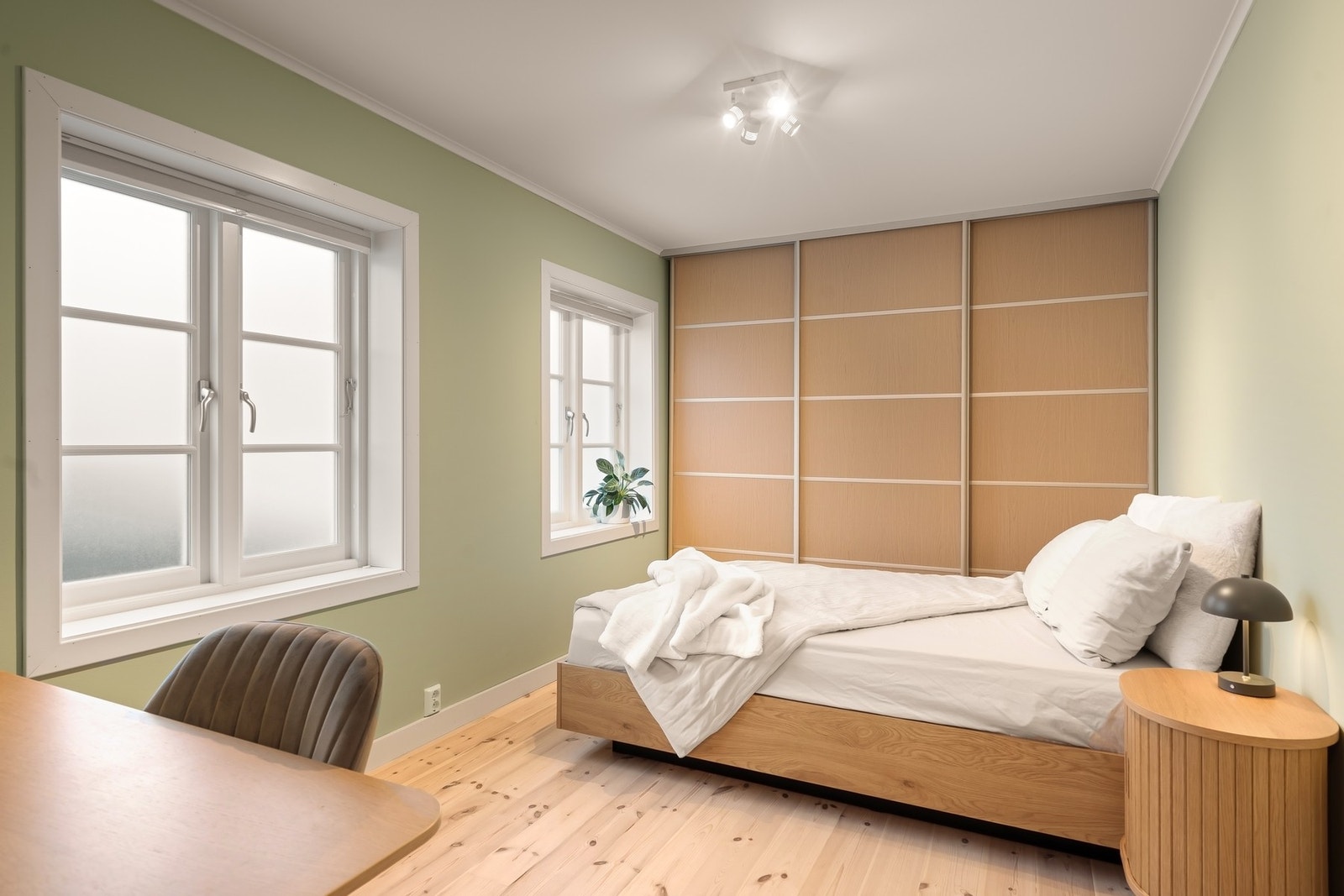 Soverom i 1. etasje tilhørende hovedenheten. Rommet har en stor og integrert skyvedørsgarderobe. Galleribilde