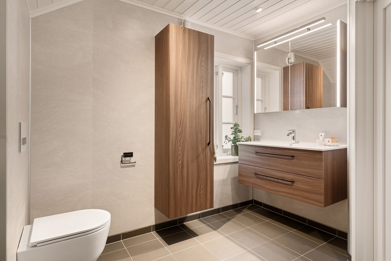 Badet ble pusset opp i 2018. Rommet har elektriske varmekabler. Galleribilde