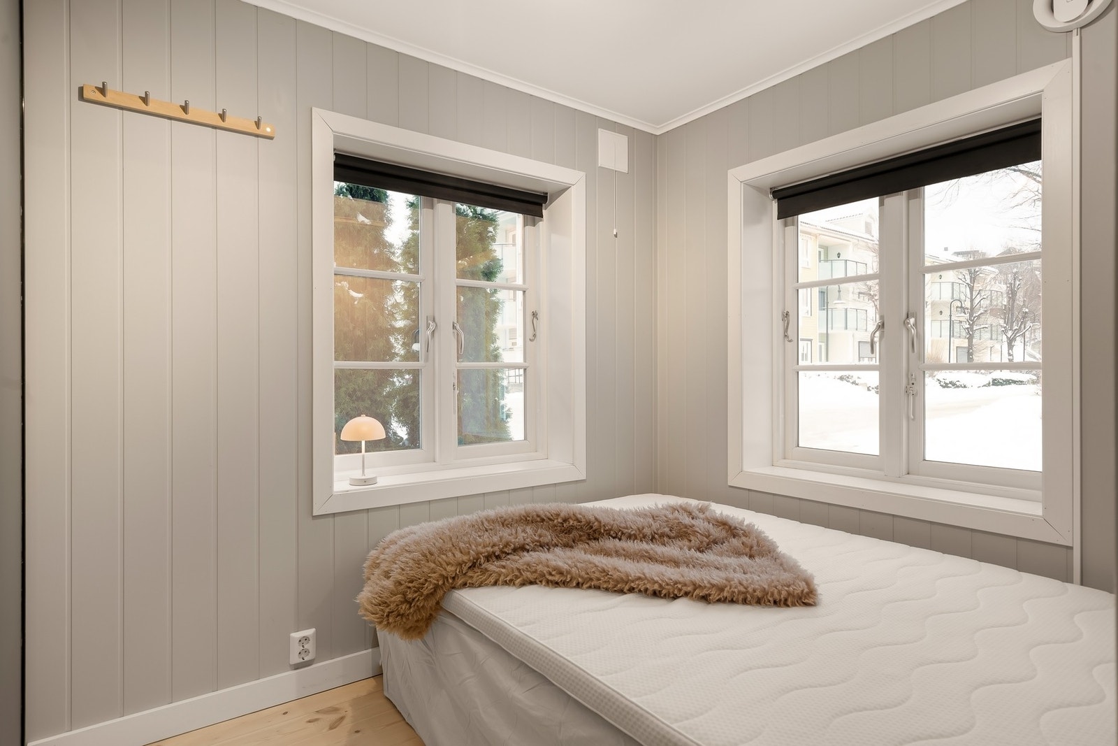 Soverom hybel med skyvedørsgarderobe. Galleribilde