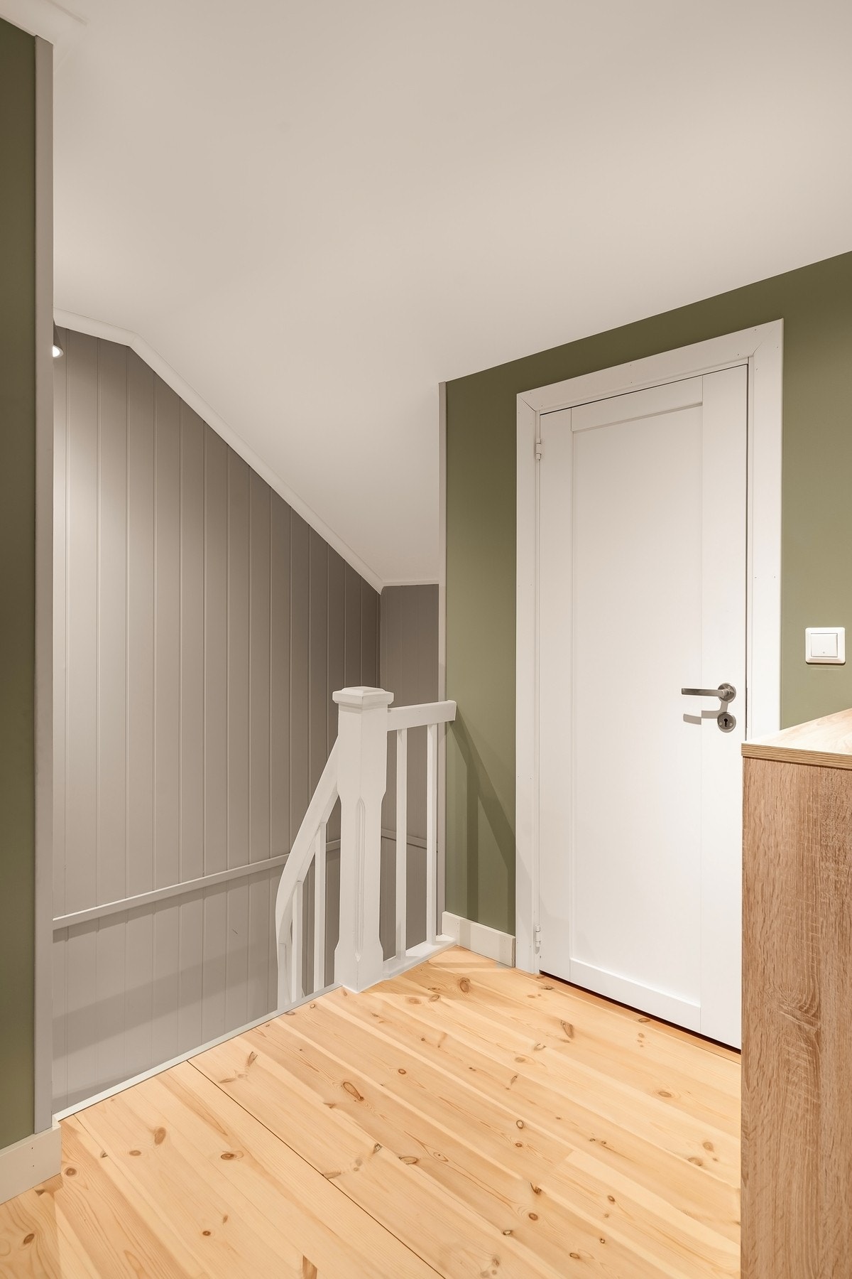 Hovedenheten innehar stue, kjøkken, bad/vaskerom og to soverom. Det ene soverommet ligger i 1. etasje. Galleribilde