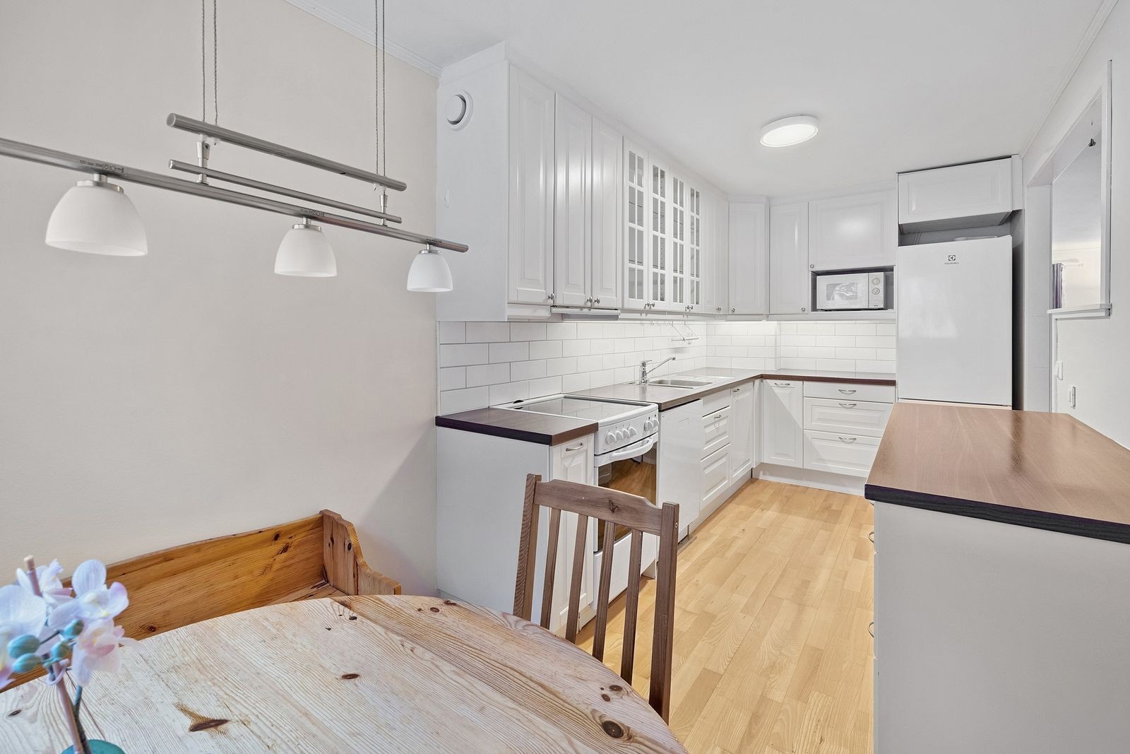 Lyst kjøkken med alle hvitevarer og god skapplass Galleribilde