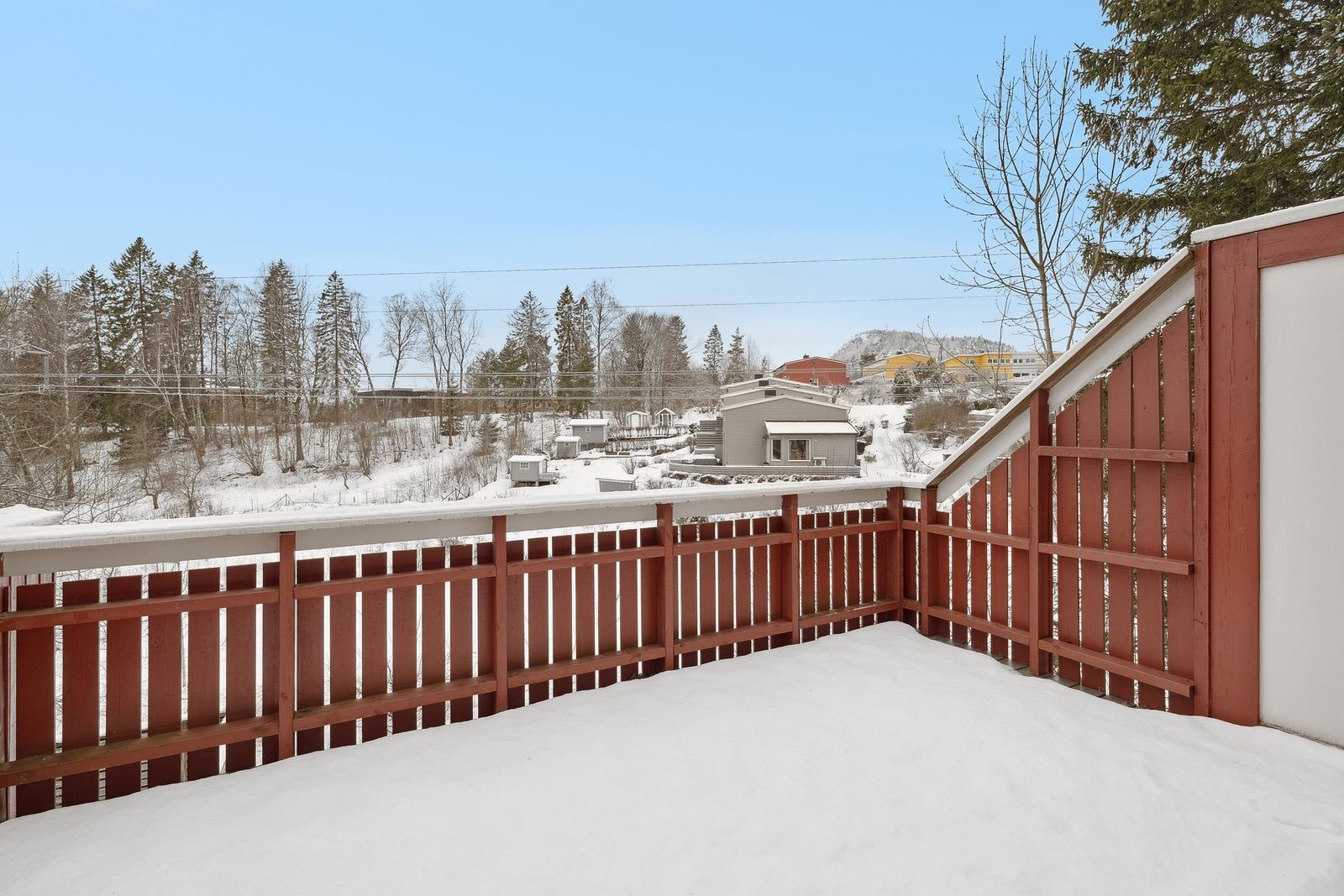 Stor veranda med markise som kan trekkes helt over Galleribilde