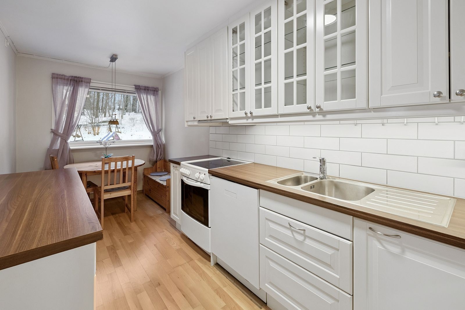 Stort kjøkken med spiseplass Galleribilde