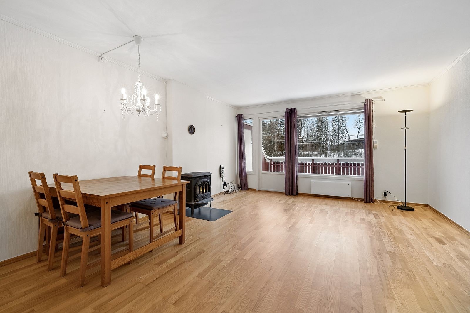 Stue med peis og til stor veranda Galleribilde