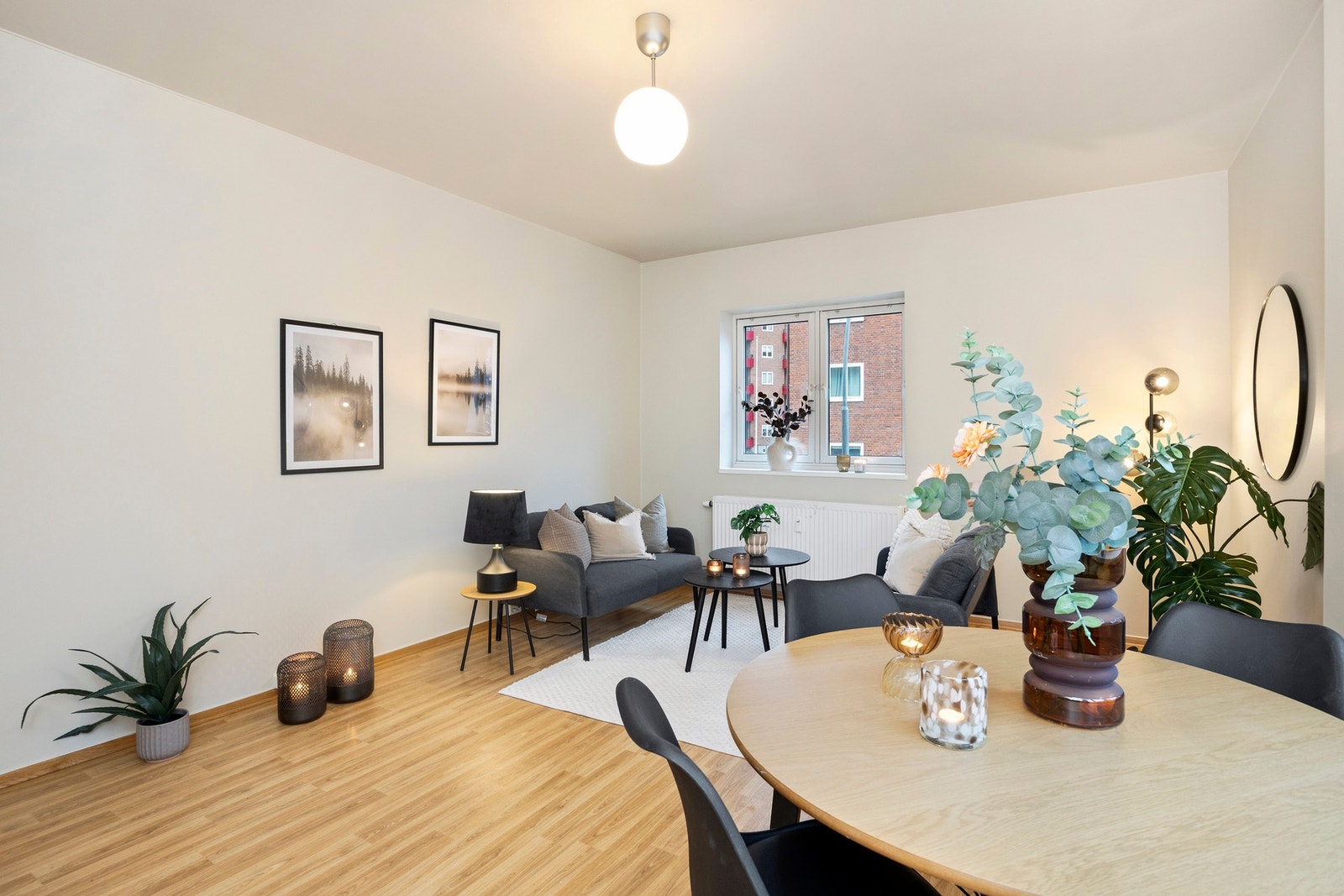 Det er fin plass til sofaseksjon og spisebord tilknyttet kjøkkenet. Godt isolerte vinduer fra 2011/12. Galleribilde