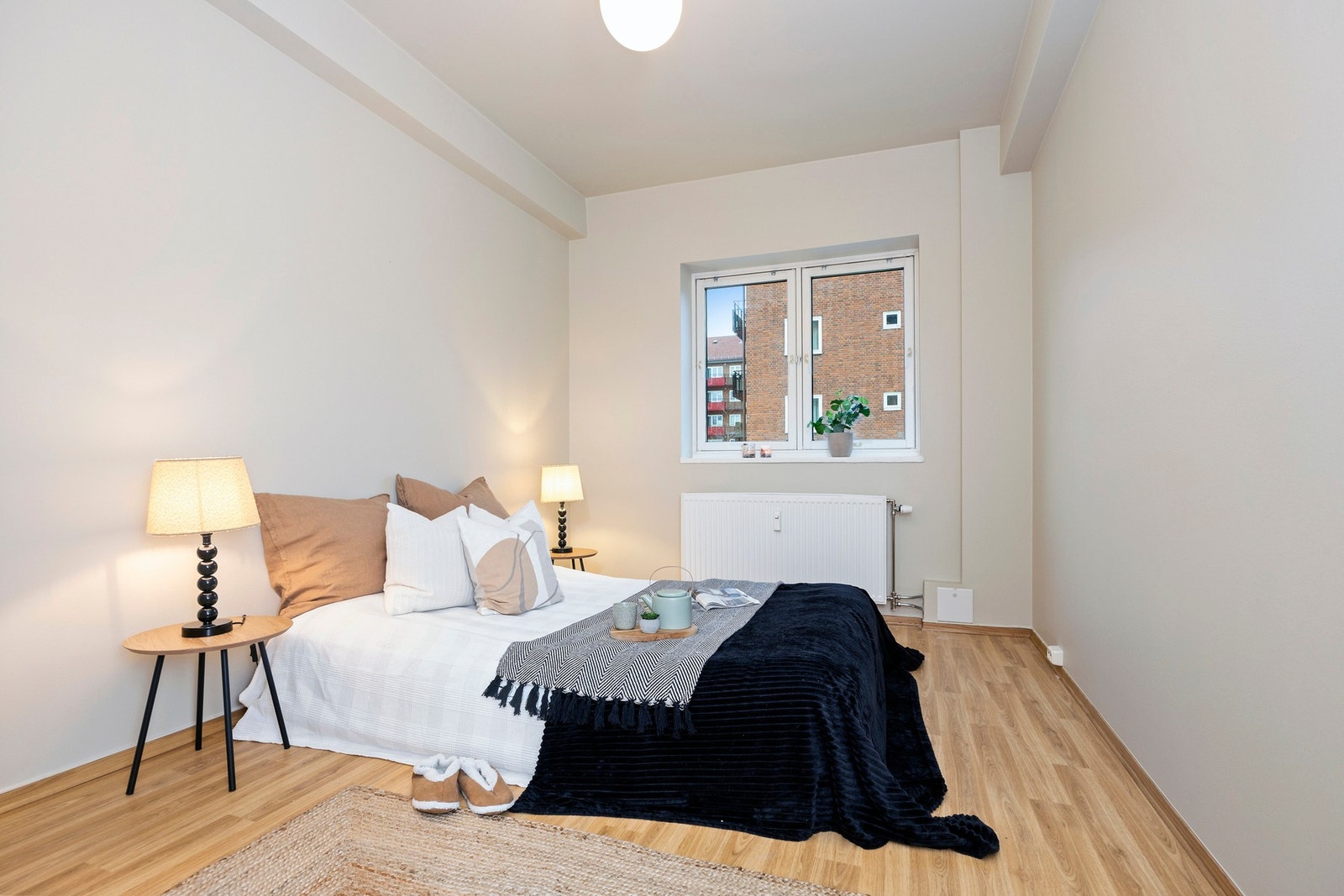 Leiligheten har to romslige soverom. Soverom 1 har god plass til dobbeltseng og garderobeskap. Galleribilde