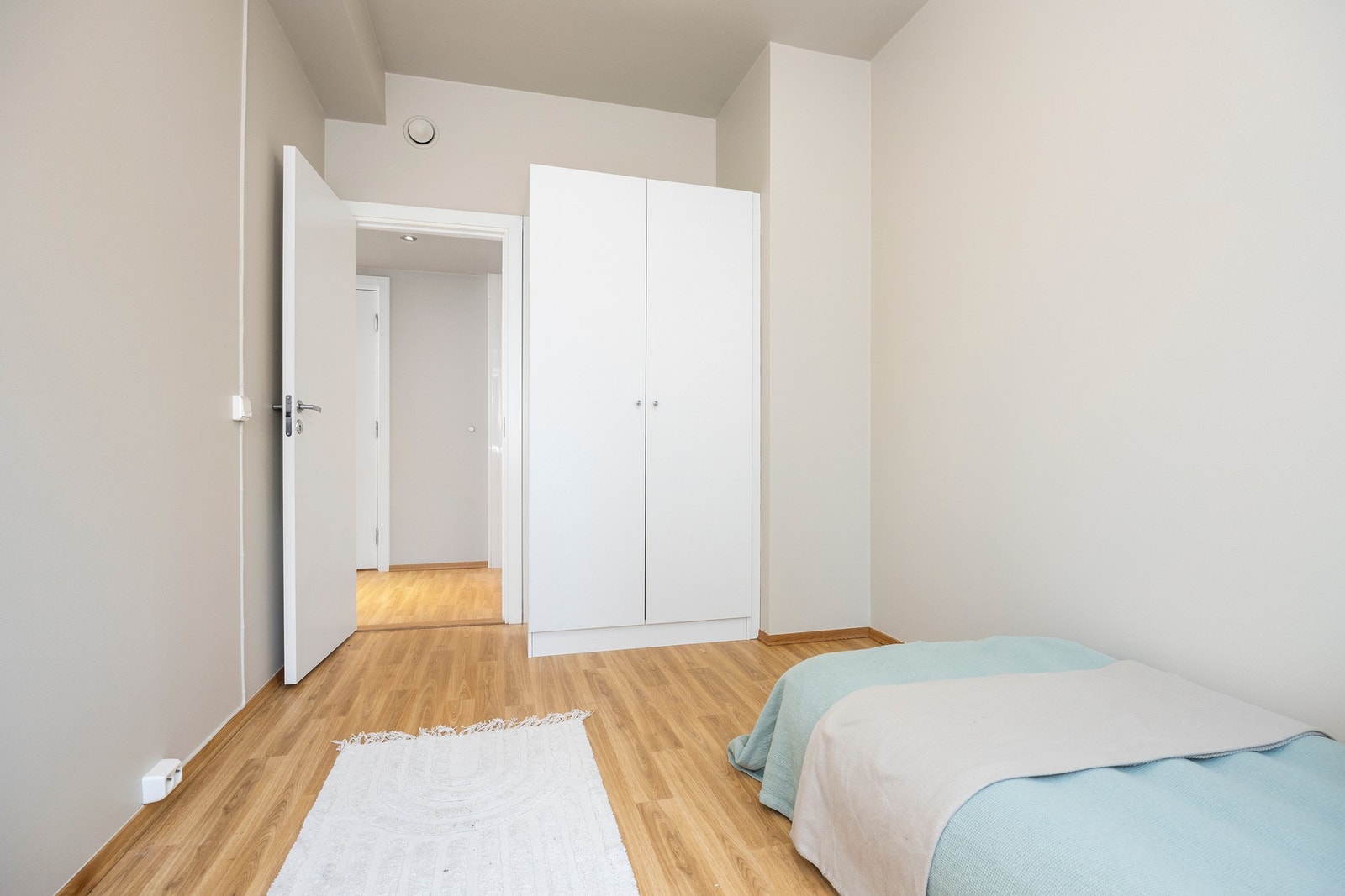 Soverom 2 med garderobeskap som medfølger. Galleribilde