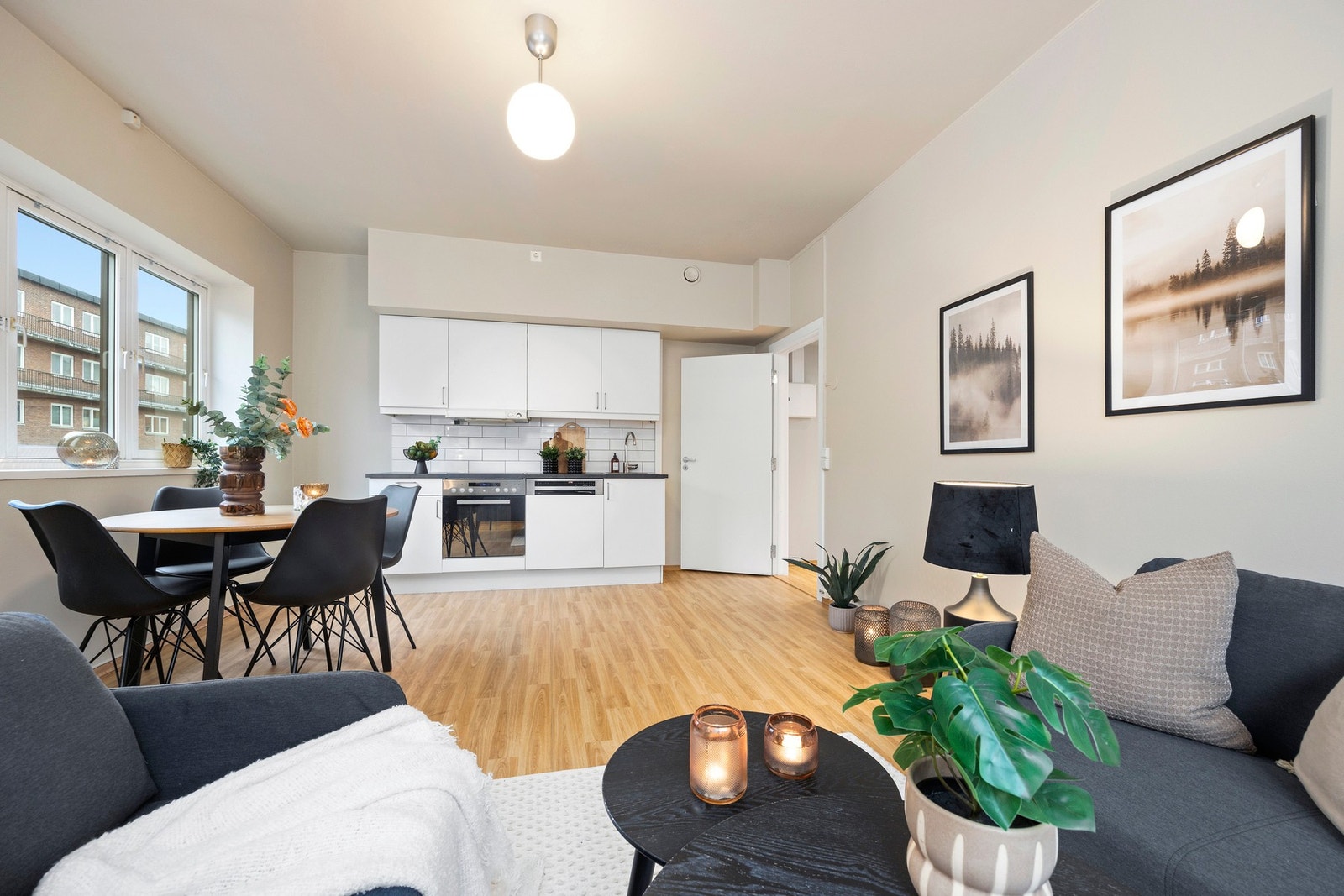 Trivelig og arealeffektiv 3-roms hjørneleilighet i 2 etasje med heisadkomst. Vinduer på to sider. Foto: Christensen Fotolink v/Christian Christensen. Galleribilde