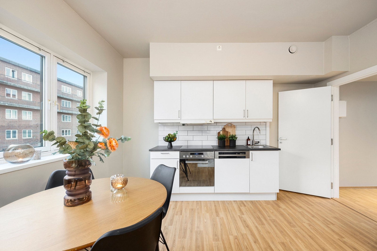 Leiligheten har en kombinert stue og kjøkkenløsning. Galleribilde