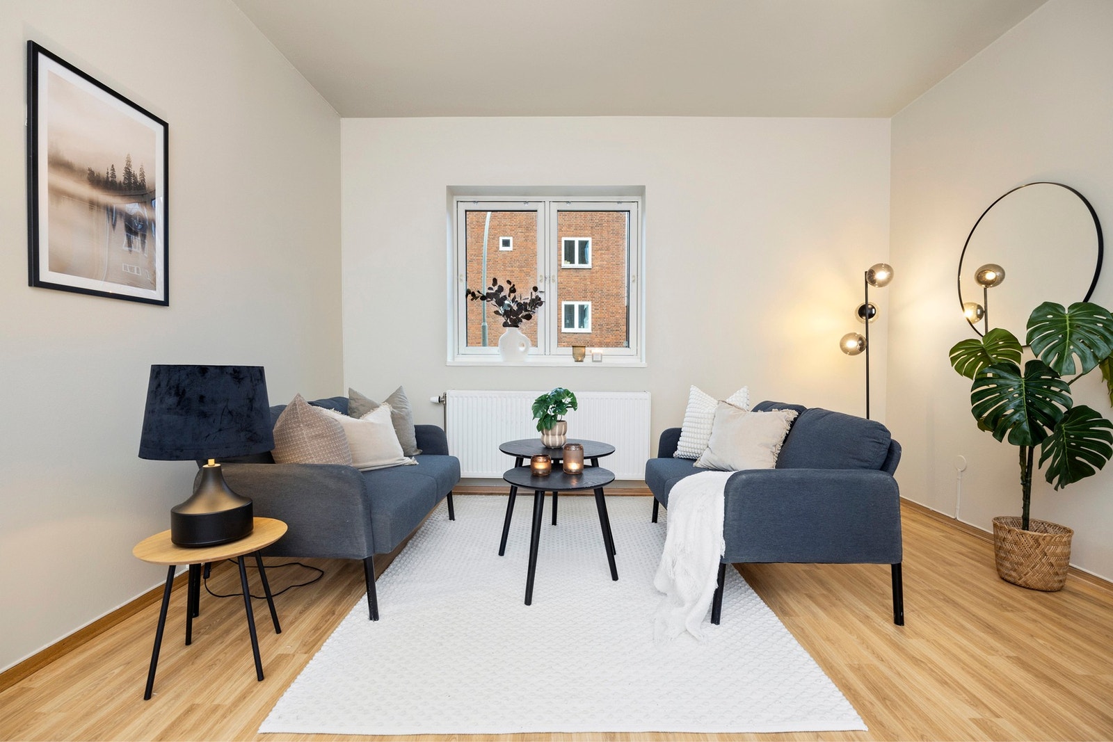 Leiligheten har varme via radiatorer (installert nytt i 2011 og inkl. i fellesutgiftene). Galleribilde