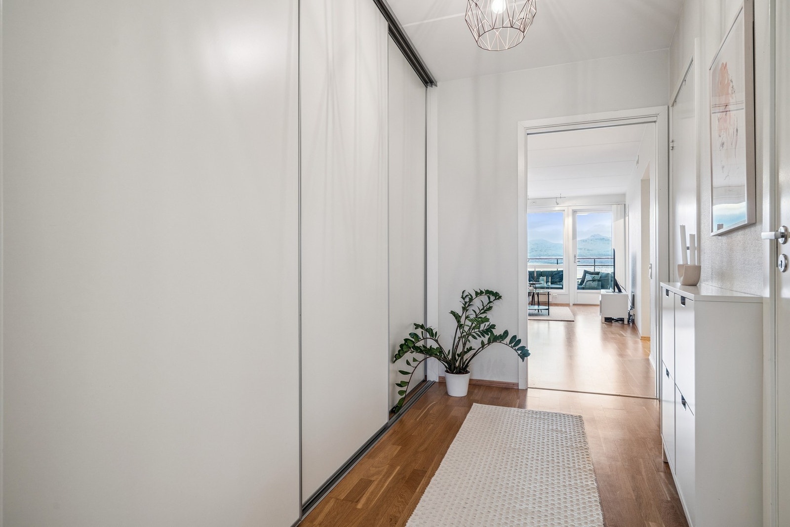 Stor skyvedørs garderobe i gangen gir praktisk oppbevaringsplass. Galleribilde