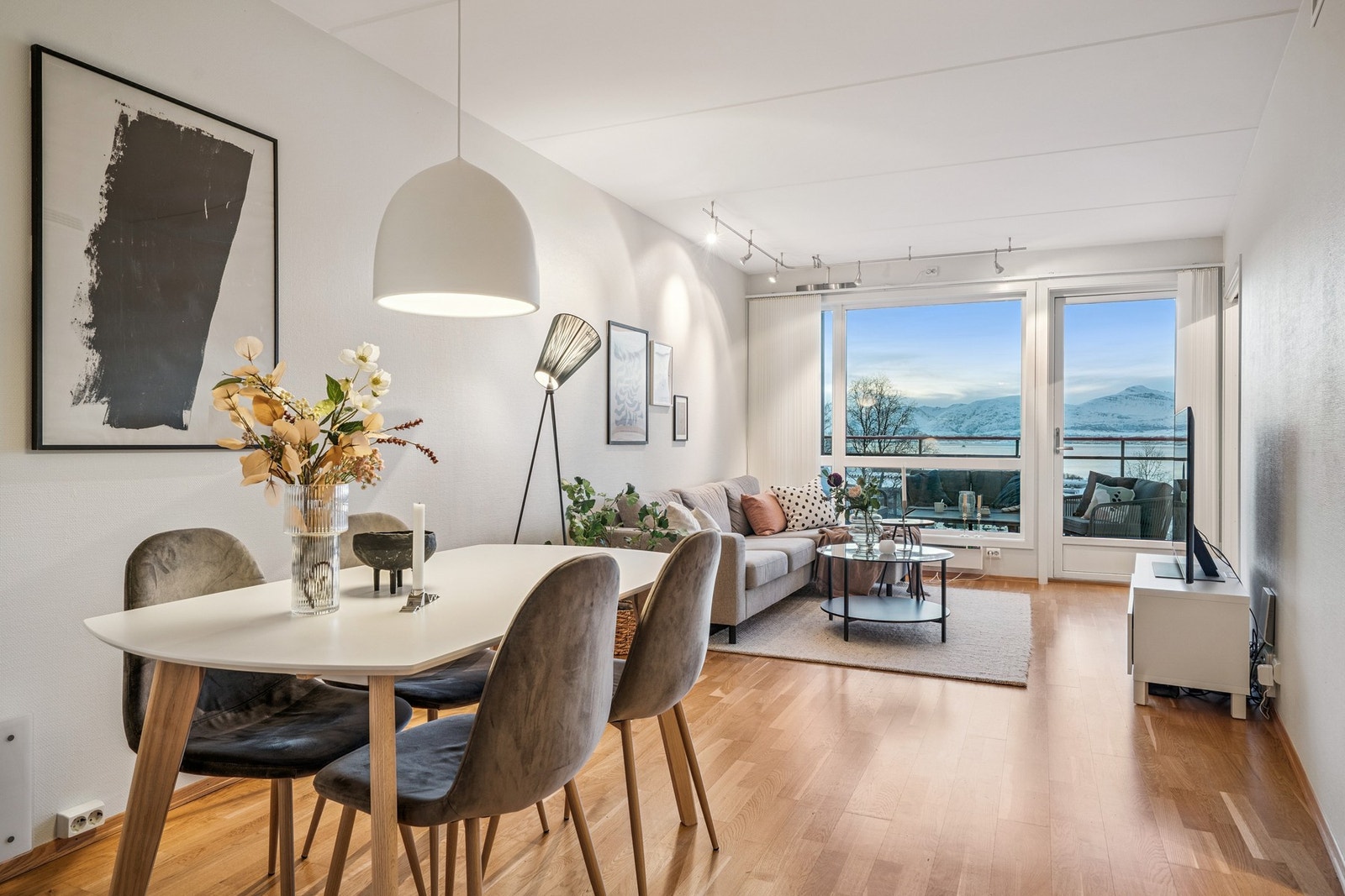 Luftig oppholdsrom med fantastisk utsikt som setter stemningen. Galleribilde