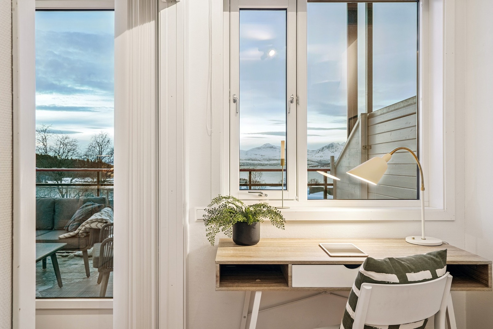 Praktisk arbeidsbenk på soverom 2 gir en fin sone for studier, hjemmekontor eller hobbyarbeid. Galleribilde