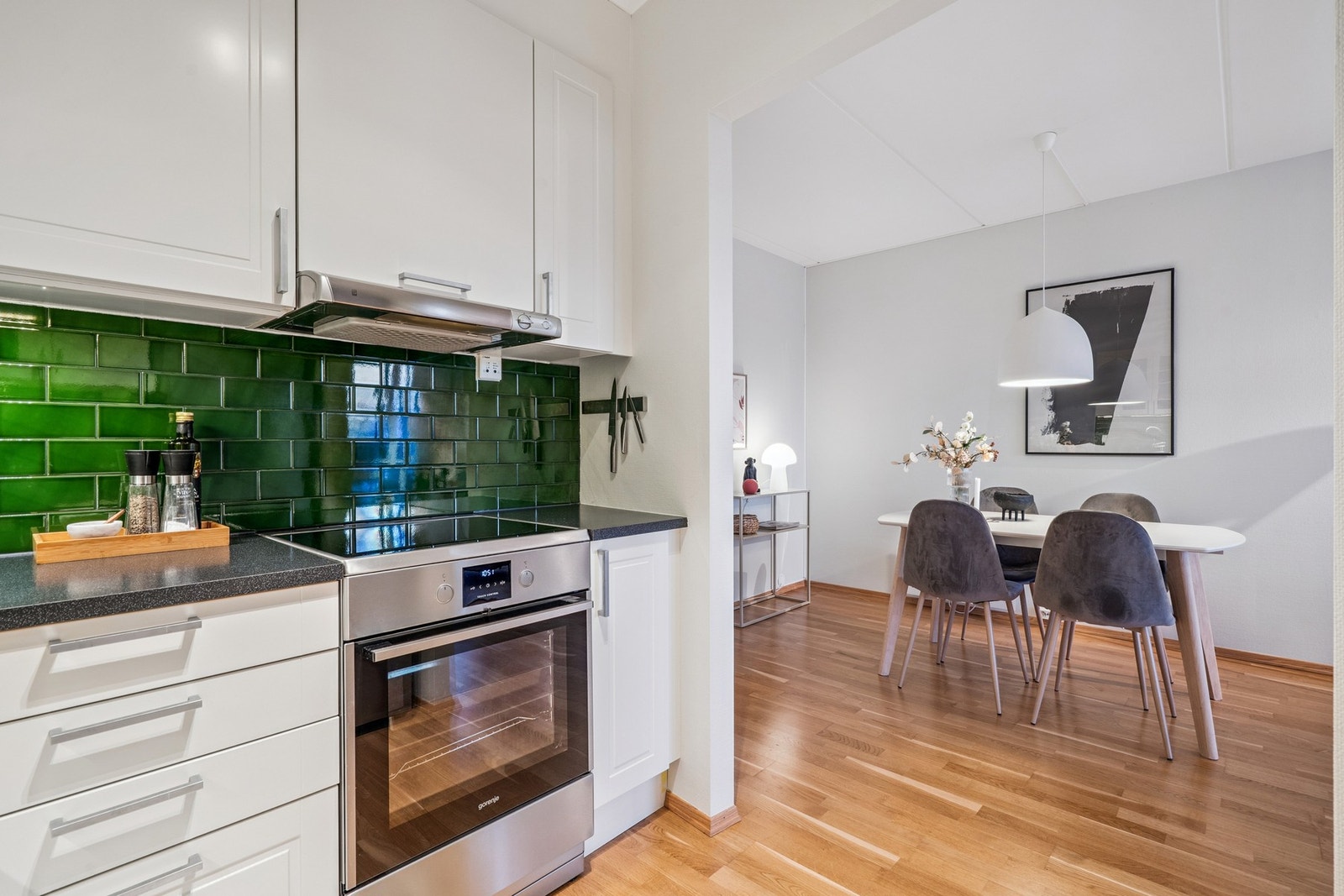 Åpen løsning mellom kjøkken og spisestue skaper en sosial og funksjonell sone. Galleribilde