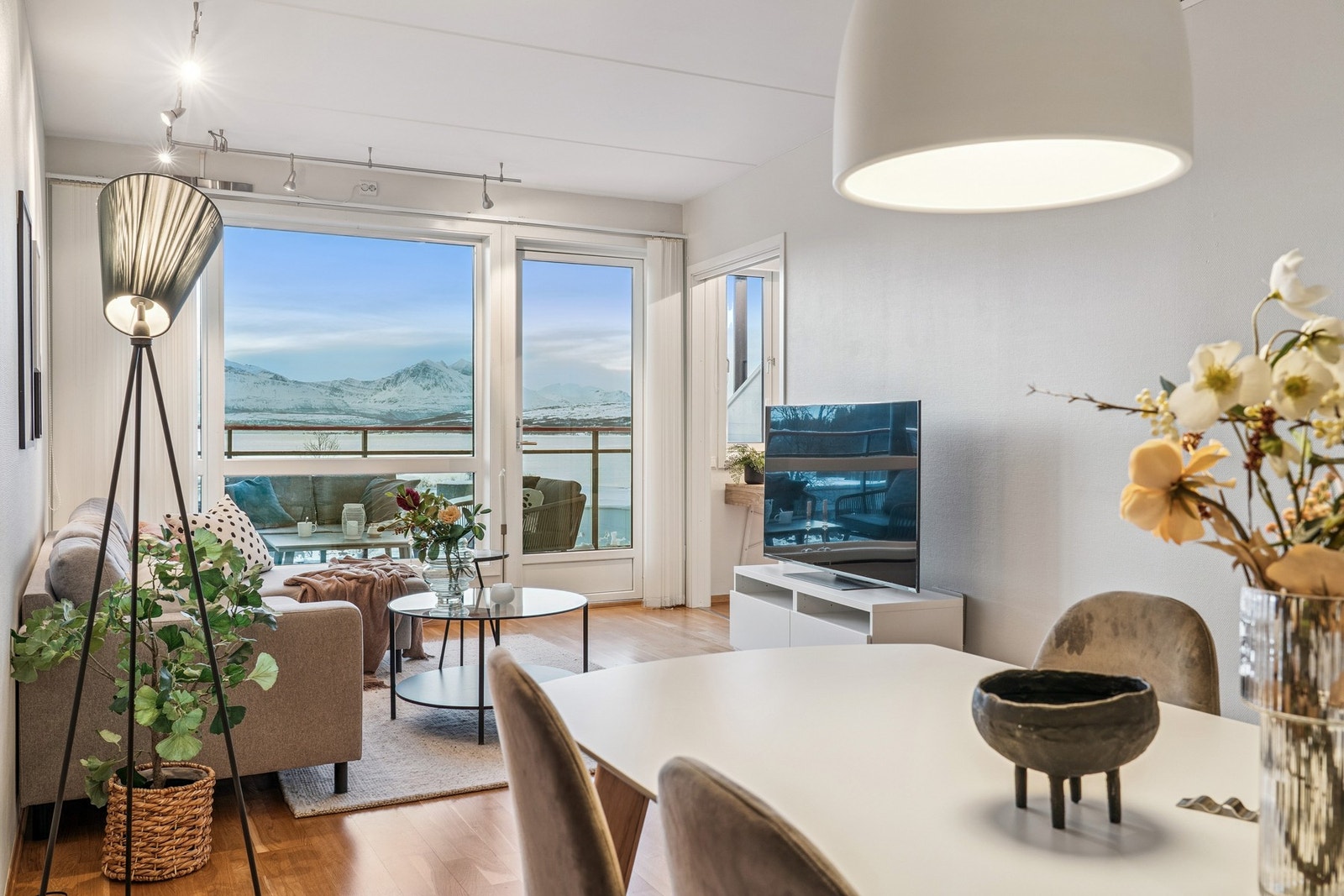 Her kan du nyte utsikten varmt og komfortabelt innendørs. Galleribilde