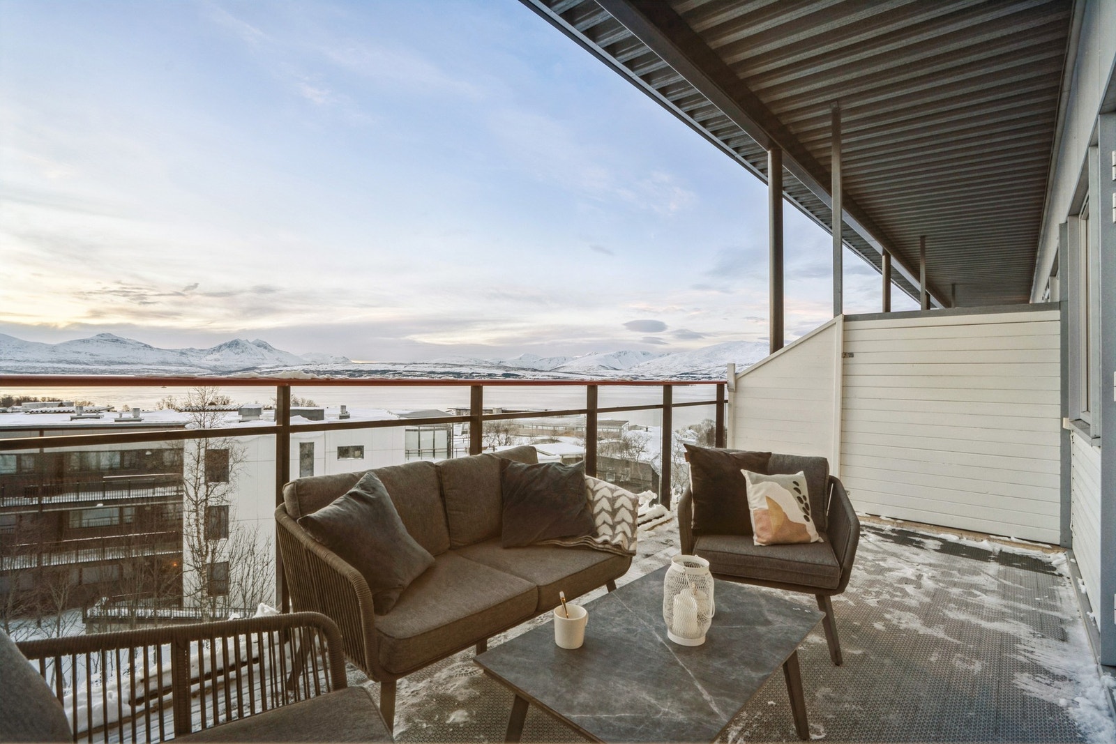 sørvendt balkong som byr på gode solforhold store deler av dagen - perfekt for morgenkaffen eller avslapning på ettermiddagen. Galleribilde