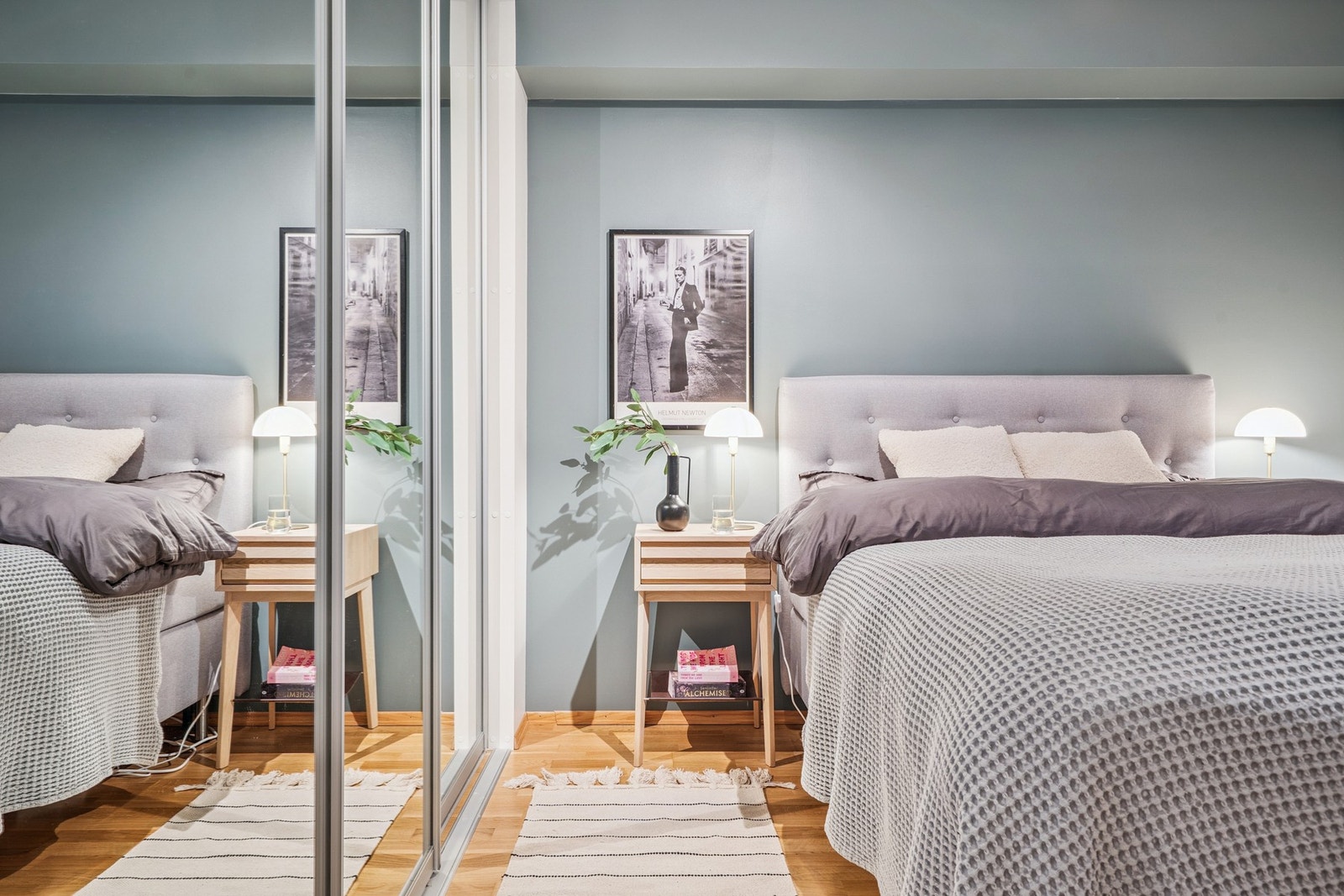 Romslig hovedsoverom malt i lekre farger. Her får du en behagelig atmosfære. Galleribilde