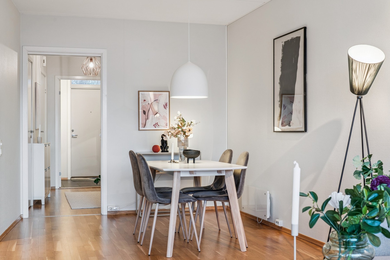 Lys og fin spiseplass med behagelig atmosfære. Galleribilde