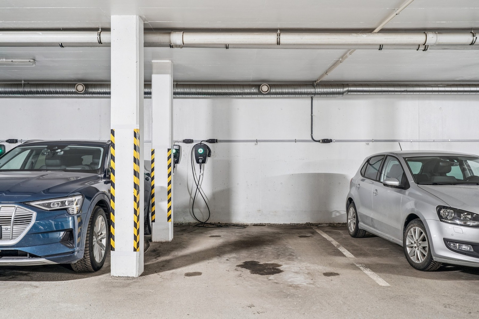 Det medfølger parkeringsplass i garasjeanlegg med tilgang til elbillader. Galleribilde