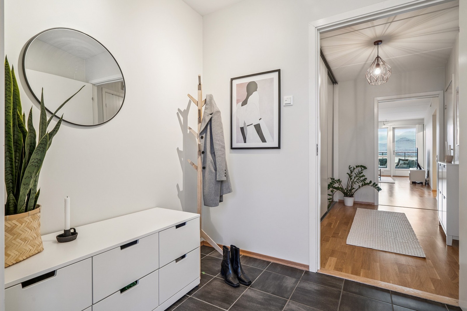 Her ønskes du velkommen av en lys og innbydende entré med flislagt gulv. Galleribilde