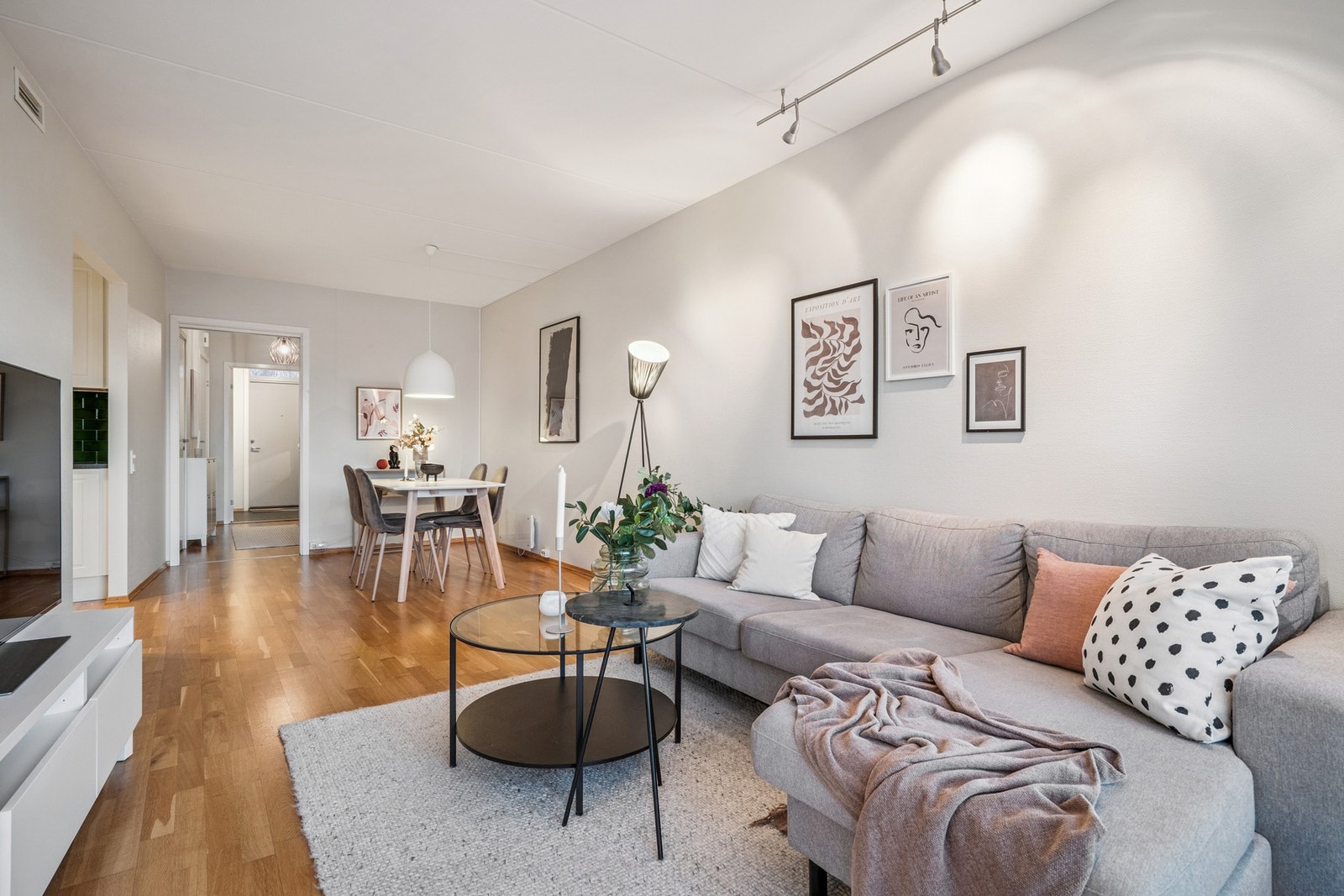 Lys og trivelig stue med god plass til både sofakrok og spisebord. Galleribilde