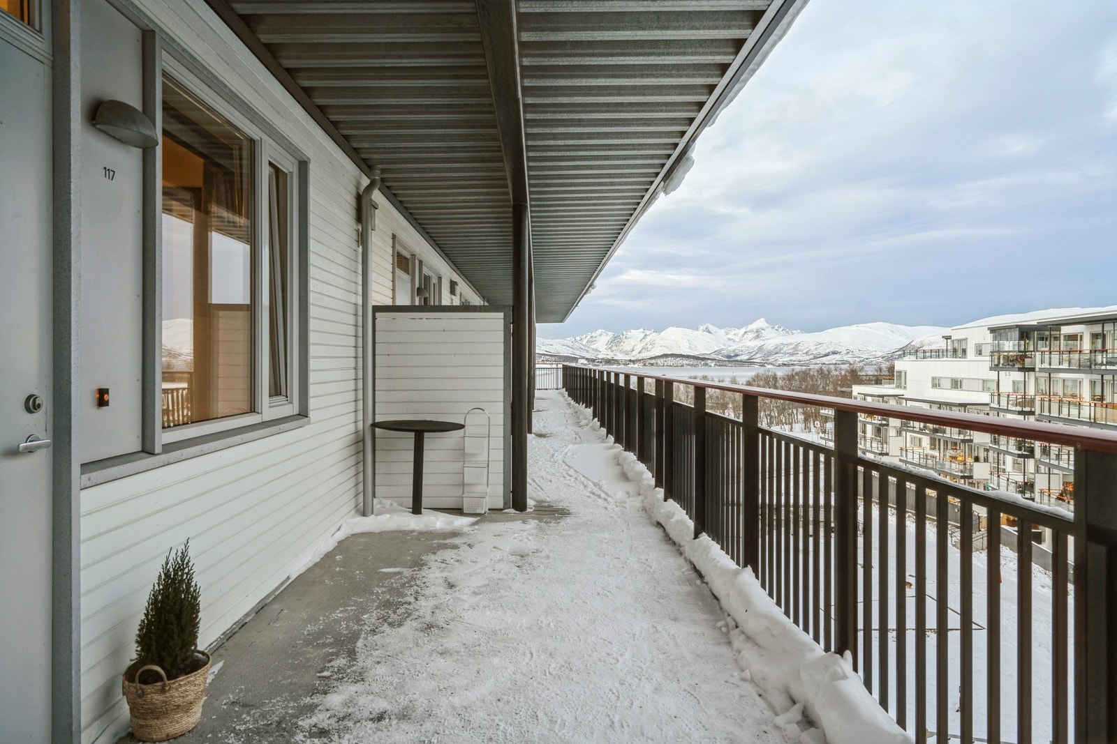 Svalgang med nydelig utsikt mot fjellene på Kvaløya. Galleribilde