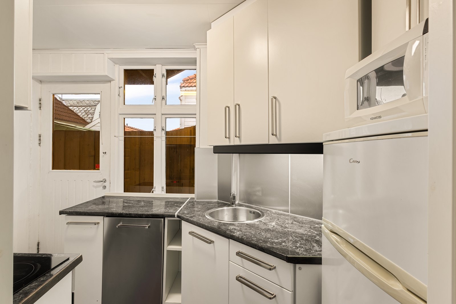 Kjøkkenet har integrert keramisk platetopp og stekeovn, samt opplegg for oppvaskmaskin. Galleribilde